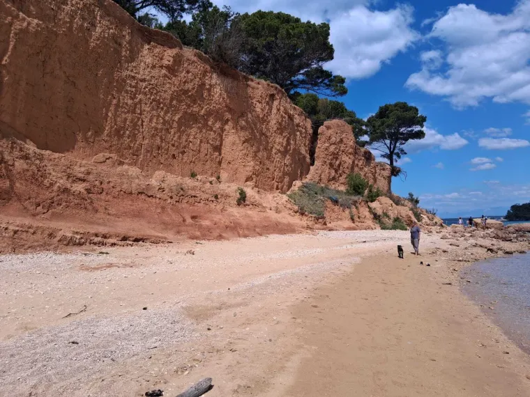Turisti slikaju bor koji visi u zraku, malo dalje u moru? Bu&scaron;ilica, autić, zimske i ljetne gume...