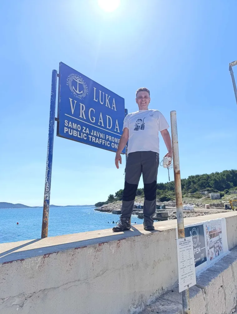 Turisti slikaju bor koji visi u zraku, malo dalje u moru? Bu&scaron;ilica, autić, zimske i ljetne gume...