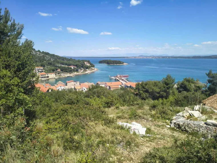Turisti slikaju bor koji visi u zraku, malo dalje u moru? Bu&scaron;ilica, autić, zimske i ljetne gume...