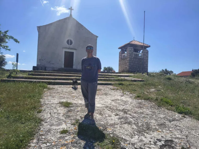 Turisti slikaju bor koji visi u zraku, malo dalje u moru? Bu&scaron;ilica, autić, zimske i ljetne gume...