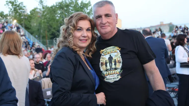 Miro Bulj iz prvog reda pratio koncert Tereze Kesovije: Svi pričaju o natpisu na njegovoj majici