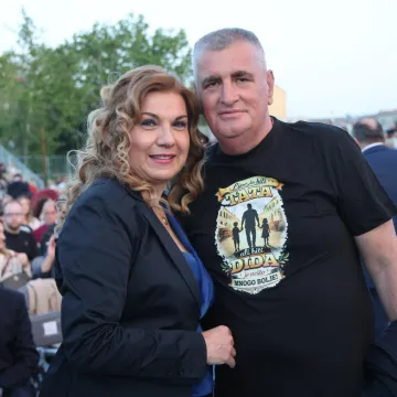Miro Bulj iz prvog reda pratio koncert Tereze Kesovije: Svi pričaju o natpisu na njegovoj majici