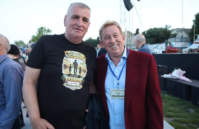 Miro Bulj iz prvog reda pratio koncert Tereze Kesovije: Svi pričaju o natpisu na njegovoj majici