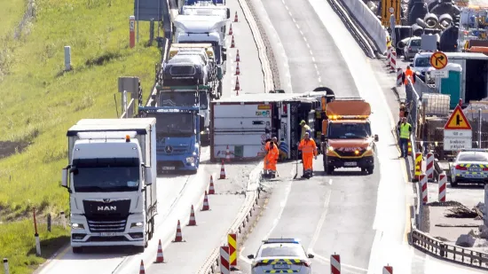 Kaos na slovenskoj autocesti: Kamion se prevrnuo pa naletio na autobus