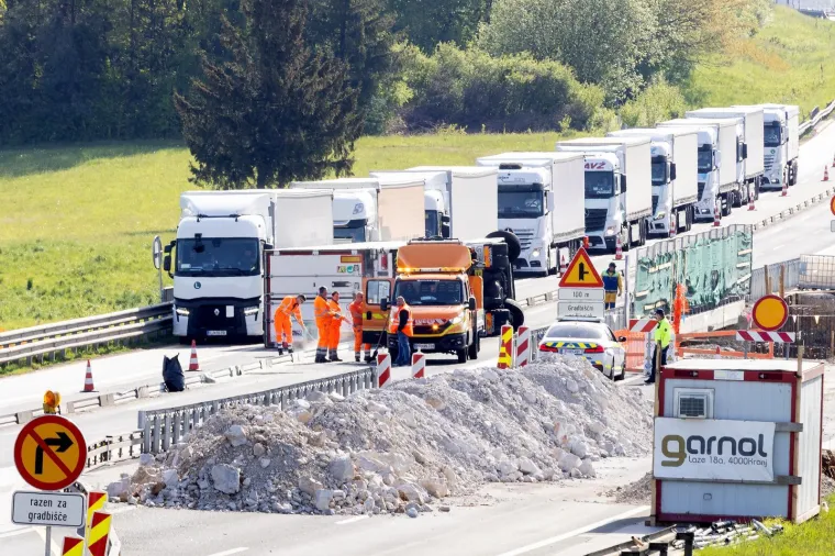 Kaos na slovenskoj autocesti: Kamion se prevrnuo pa naletio na autobus