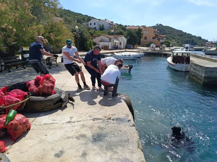 Do&scaron;li izroniti otpad iz mora, a otočani ne daju: '&Scaron;parheta na dnu ima vi&scaron;e nego u salonu...'