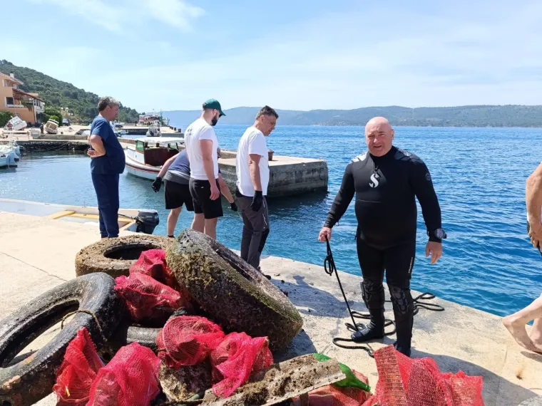 Do&scaron;li izroniti otpad iz mora, a otočani ne daju: '&Scaron;parheta na dnu ima vi&scaron;e nego u salonu...'