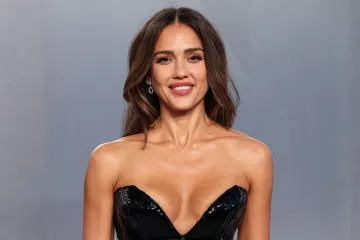 Nitko ne mami poglede kao ona: Jessica Alba u bikiniju uživa s prijateljicama na brodu