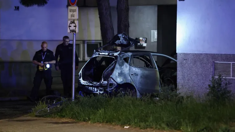 Buktinja kod Vjesnika, auto se zabio u zgradu pa zapalio! Oglasili se vatrogasci