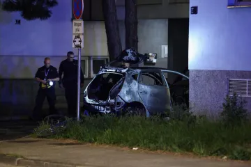 Buktinja kod Vjesnika, auto se zabio u zgradu pa zapalio! Oglasili se vatrogasci