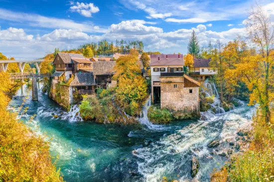 Ovo mjesto zovu 'Male Plitvice': Bajkovito selo na vodi i povijesni grad koji morate posjetiti