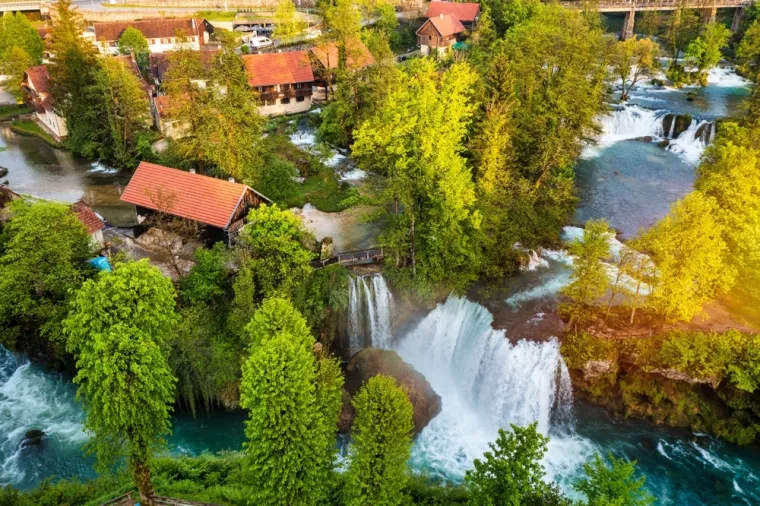 Ovo mjesto zovu 'Male Plitvice': Bajkovito selo na vodi i povijesni grad koji morate posjetiti