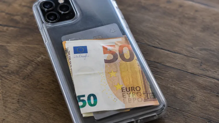 Držite novac u maskici mobitela? Kada saznate &scaron;to to radi va&scaron;im financijama, odmah ćete prestati
