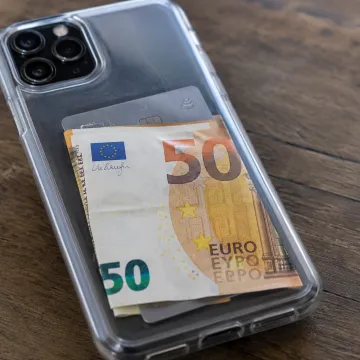Držite novac u maskici mobitela? Kada saznate &scaron;to to radi va&scaron;im financijama, odmah ćete prestati