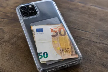 Držite novac u maskici mobitela? Kada saznate &scaron;to to radi va&scaron;im financijama, odmah ćete prestati