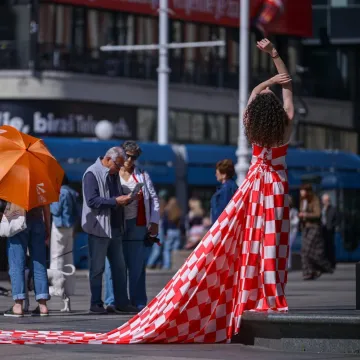 Crnka u kockicama postala glavna atrakcija Zagreba: Na mladu damu nitko nije ostao imun