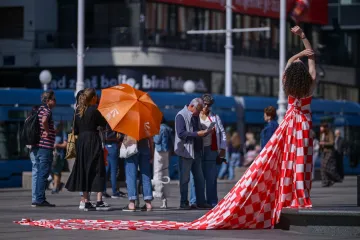 Crnka u kockicama postala glavna atrakcija Zagreba: Na mladu damu nitko nije ostao imun