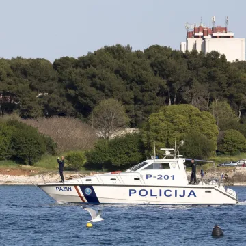 Na plaži kod Umaga prona&scaron;li mrtvog dupina: Sumnja se da ga je netko upucao