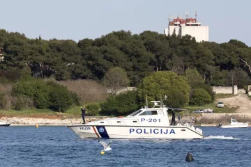 Na plaži kod Umaga prona&scaron;li mrtvog dupina: Sumnja se da ga je netko upucao