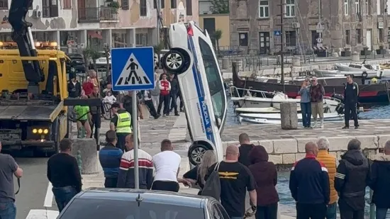 Ovo se rijetko viđa: Iz mora u Senju izvlačili - policijski automobil!