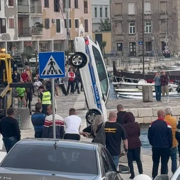 Ovo se rijetko viđa: Iz mora u Senju izvlačili - policijski automobil!