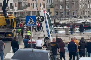 Ovo se rijetko viđa: Iz mora u Senju izvlačili - policijski automobil!