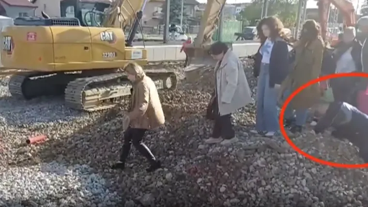 Potpuni kaos! Ljudi sa &scaron;takama i koferima preskakali preko pruge: 'Skoro sam poginula'