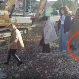 Potpuni kaos! Ljudi sa &scaron;takama i koferima preskakali preko pruge: 'Skoro sam poginula'