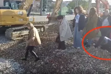Potpuni kaos! Ljudi sa &scaron;takama i koferima preskakali preko pruge: 'Skoro sam poginula'
