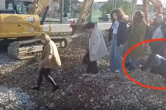 Potpuni kaos! Ljudi sa &scaron;takama i koferima preskakali preko pruge: 'Skoro sam poginula'