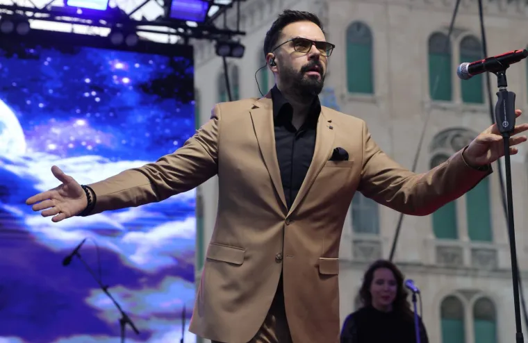 Petar Gra&scaron;o raspjevao Splićane na Rivi: Sve su vjerno pratile Hana i malena Alba