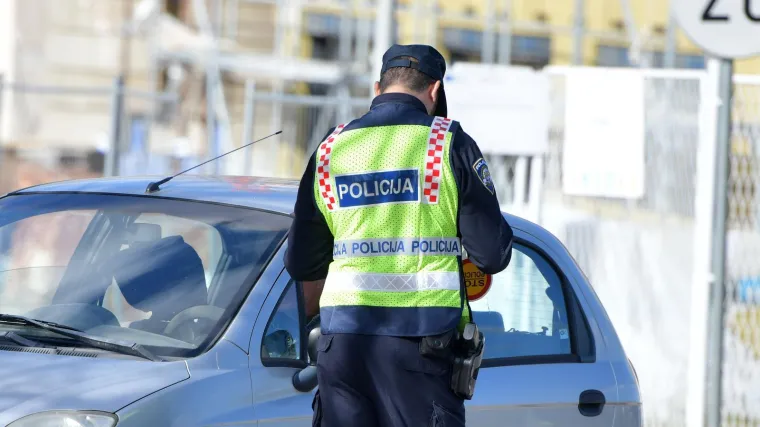 Vozač (37) htio izbjeći kolonu pa skrivio frontalni sudar: Tri djevojke (18) ozlijeđene