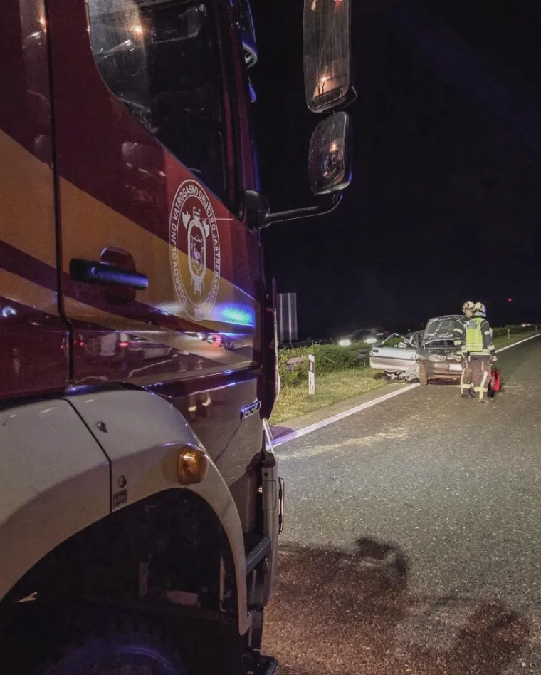Vatrogasci objavili fotografije spa&scaron;avanja: Jedan pas preživio te&scaron;ki sudar, ali izgubio svoje voljene