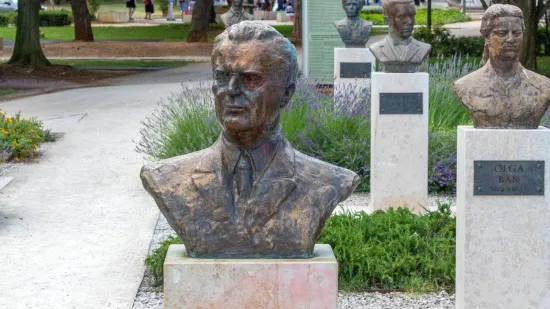 Maloljetnik u Puli do&scaron;ao položiti vijenac u odori JNA i kapom s petokrakom: Nije dobro pro&scaron;ao