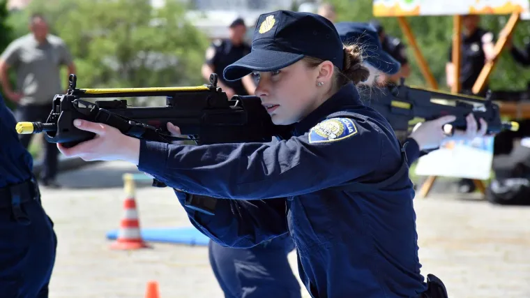 Mlada policajka pokazala &scaron;to zna: Impresivni prizori na istoku Hrvatske