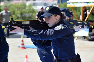 Mlada policajka pokazala &scaron;to zna: Impresivni prizori na istoku Hrvatske