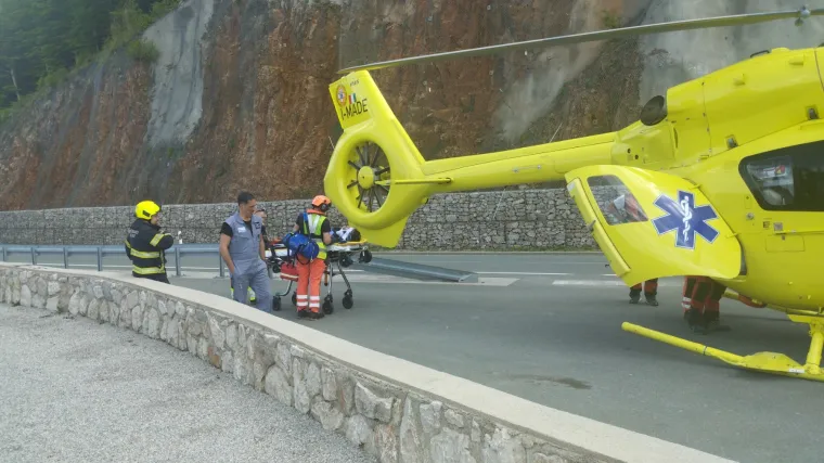 Te&scaron;ka nesreća kod Delnica: Sudarili se motorist i biciklist, dignut helikopter Hitne