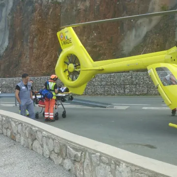 Te&scaron;ka nesreća kod Delnica: Sudarili se motorist i biciklist, dignut helikopter Hitne
