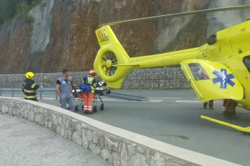 Te&scaron;ka nesreća kod Delnica: Sudarili se motorist i biciklist, dignut helikopter Hitne