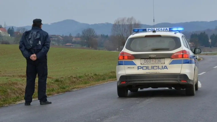 Pijan izvrijeđao policajce, biciklist oduzeo prednost autu, a motociklist jurcao pa pao