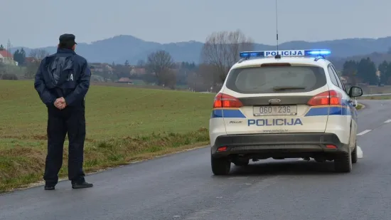 Među ozlijeđenima i djeca: Vozač autom pre&scaron;ao u suprotni trak i izazvao sudar