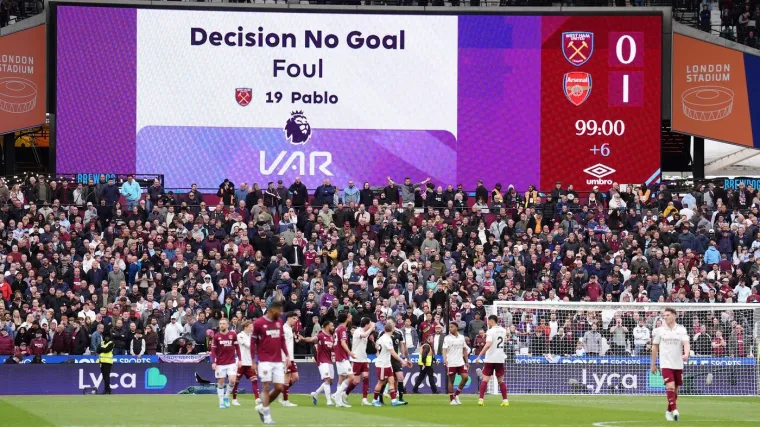 Arsenal u ludoj utakmici do&scaron;ao na korak do naslova: Sva&scaron;ta se događalo u zavr&scaron;nici