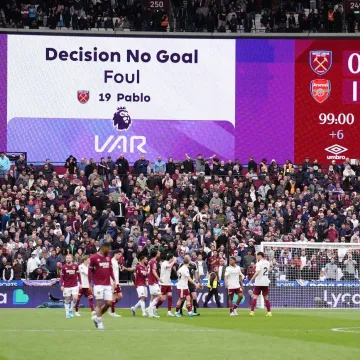 Arsenal u ludoj utakmici do&scaron;ao na korak do naslova: Sva&scaron;ta se događalo u zavr&scaron;nici