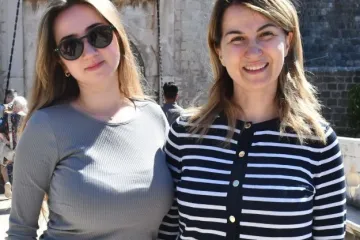 Toplina i zrake sunca izmamile Dubrovčane van: Stradun preplavile proljetne kombinacije