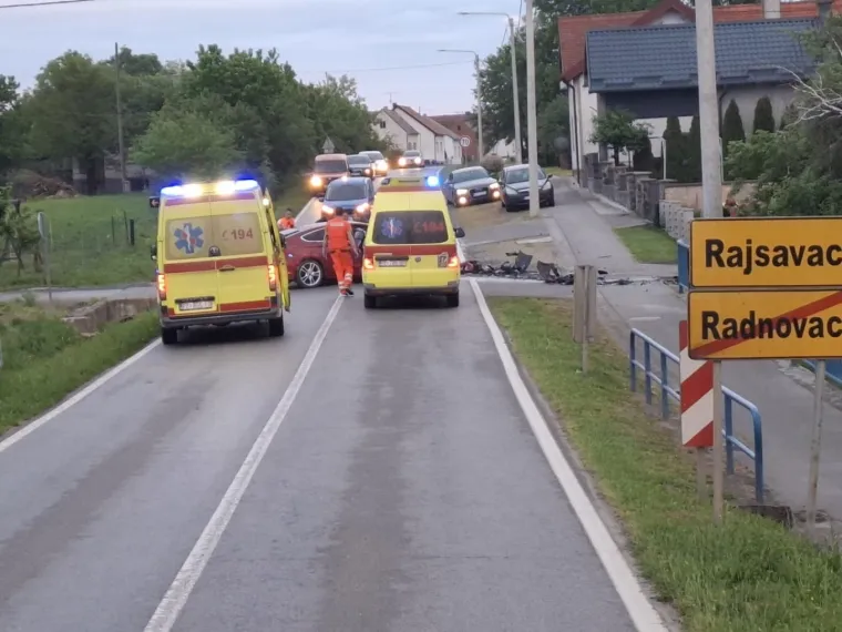 Jedan poginuli u te&scaron;koj nesreći, vatrogasci izvlačili ozlijeđene iz smrskanih automobila