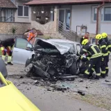 Dvoje ozlijeđenih u te&scaron;koj nesreći, vatrogasci izvlače ljude iz smrskanih automobila