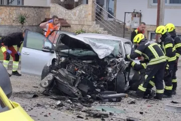 Jedan poginuli u te&scaron;koj nesreći, vatrogasci izvlačili ozlijeđene iz smrskanih automobila