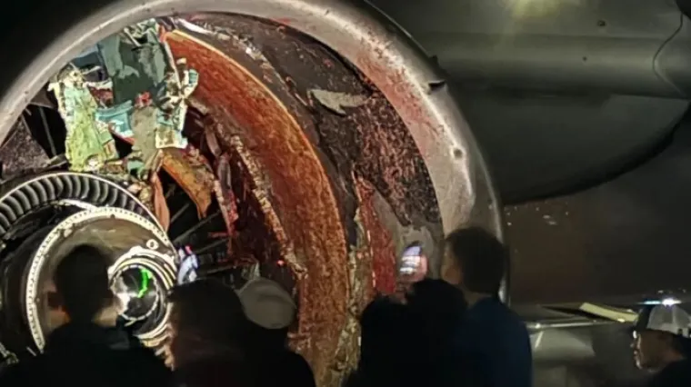 Pojavila se snimka aviona koji se zapalio nakon &scaron;to je turbina usisala čovjeka na pisti