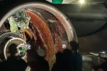 Pojavila se snimka aviona koji se zapalio nakon &scaron;to je turbina usisala čovjeka na pisti