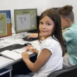 Dok se neka djeca u &scaron;koli služe AI alatima, druga jo&scaron; čekaju da se računalo - upali